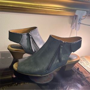 *EUC* Earth Kristy Women's Blue Leather Peep Toe